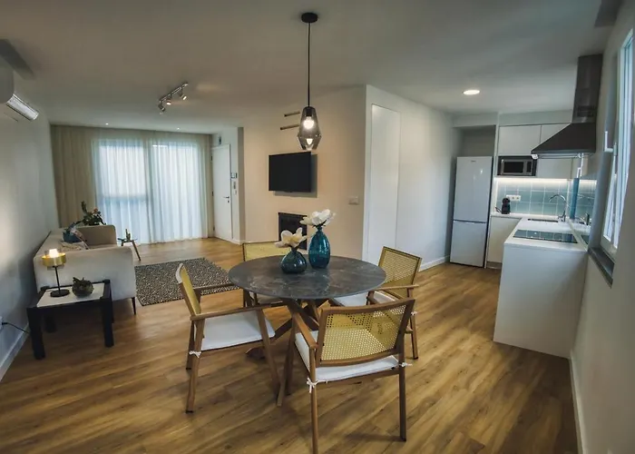 Azure Downtown 3 Apartment *